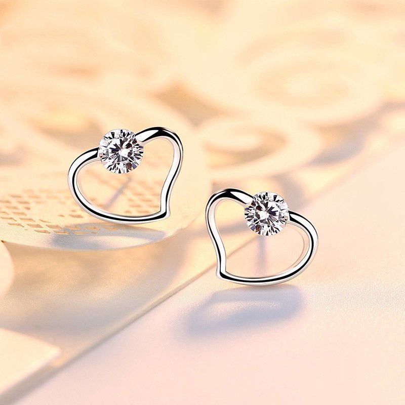 Peach heart-shaped confession heart-shaped silver needle earrings Simple and small heart-shaped diamond earrings