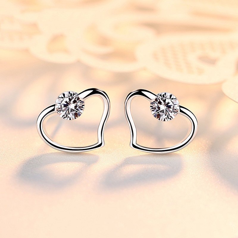 Peach heart-shaped confession heart-shaped silver needle earrings Simple and small heart-shaped diamond earrings