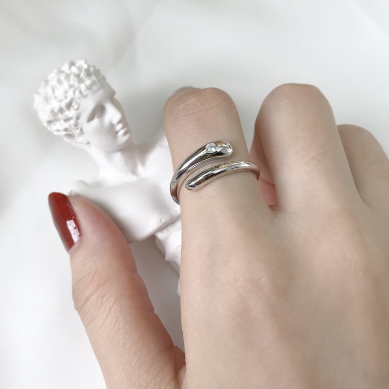 The same S925 sterling silver simple personality geometric round open line ring ring