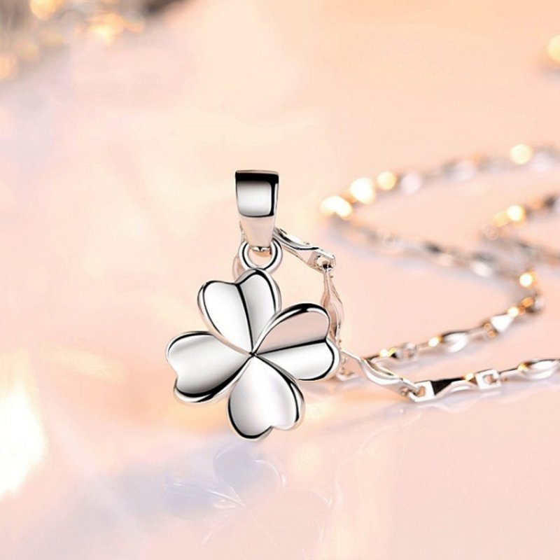 Rotating glossy four-leaf clover necklace female clavicle chain day accessories crystal pendant simple jewelry gift