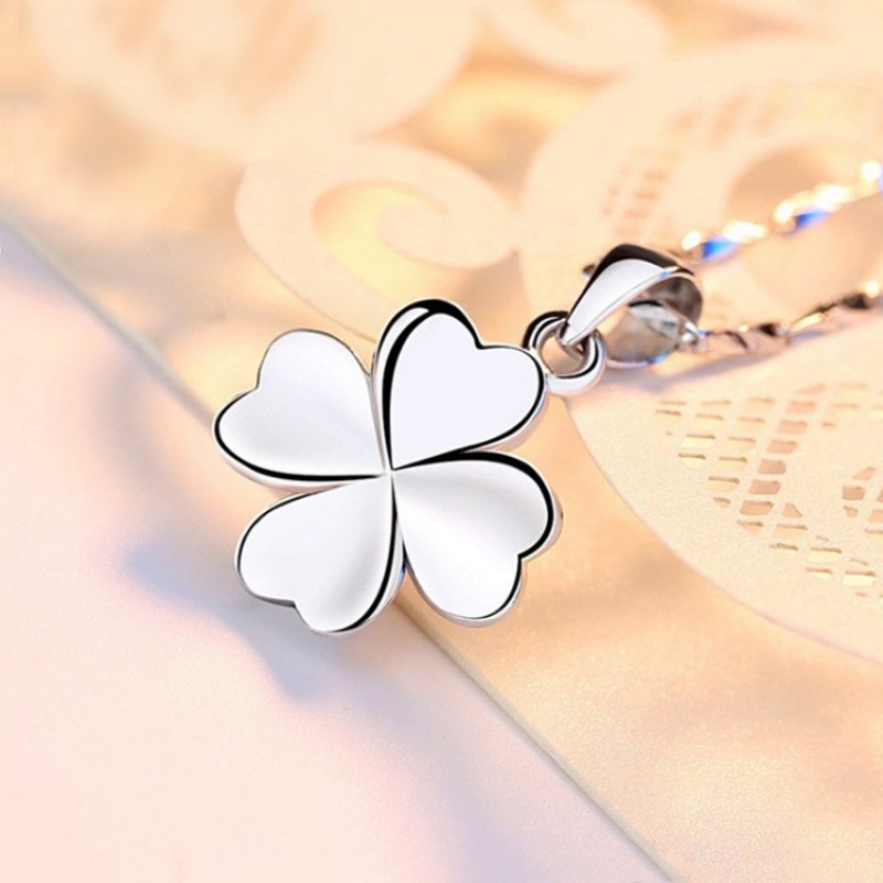 Rotating glossy four-leaf clover necklace female clavicle chain day accessories crystal pendant simple jewelry gift