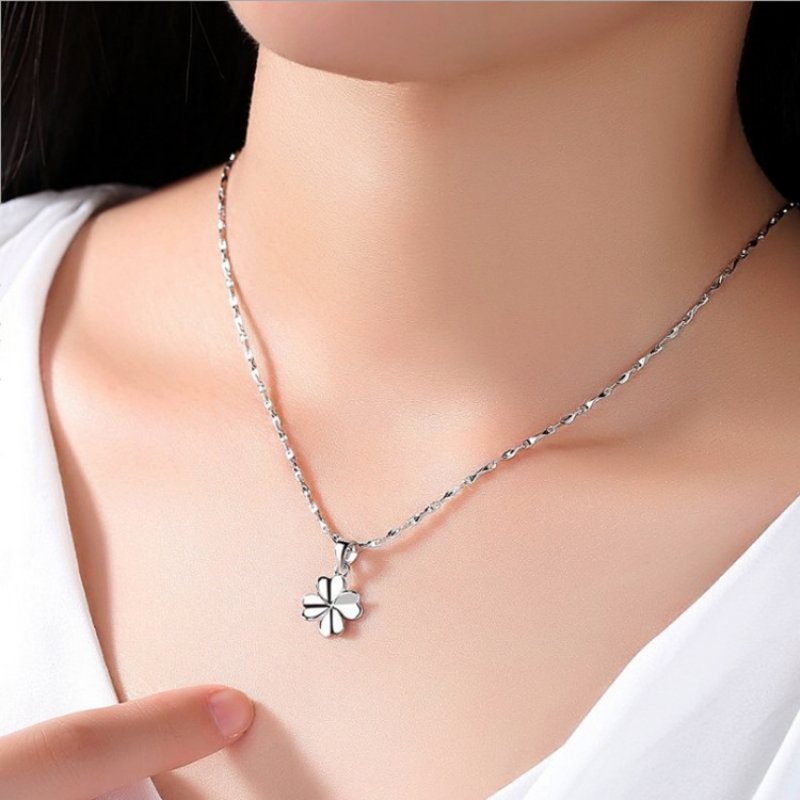 Rotating glossy four-leaf clover necklace female clavicle chain day accessories crystal pendant simple jewelry gift